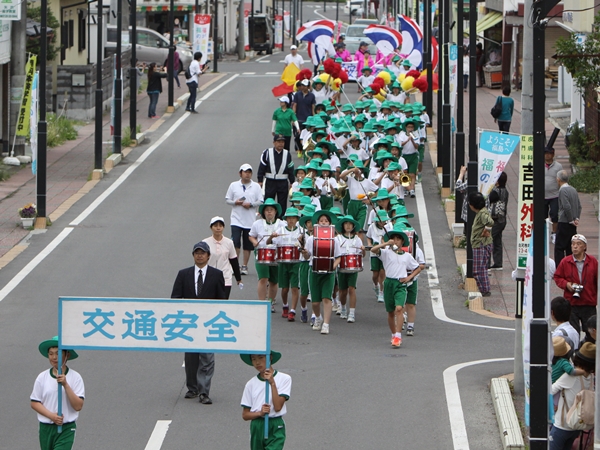 12矢吹小学校・善郷小学校合同　交通安全鼓笛パレード