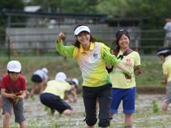 田んぼの学校　～カブトエビ農法　田植え体験～02