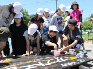 田んぼの学校　～「桃米」の田植えと「カブトエビ」放流～2